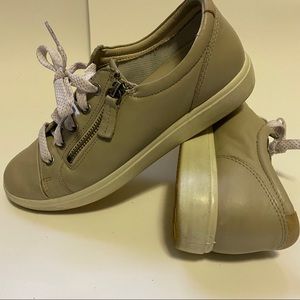 Ecco Cream Leather Women's Sneaker Size 6